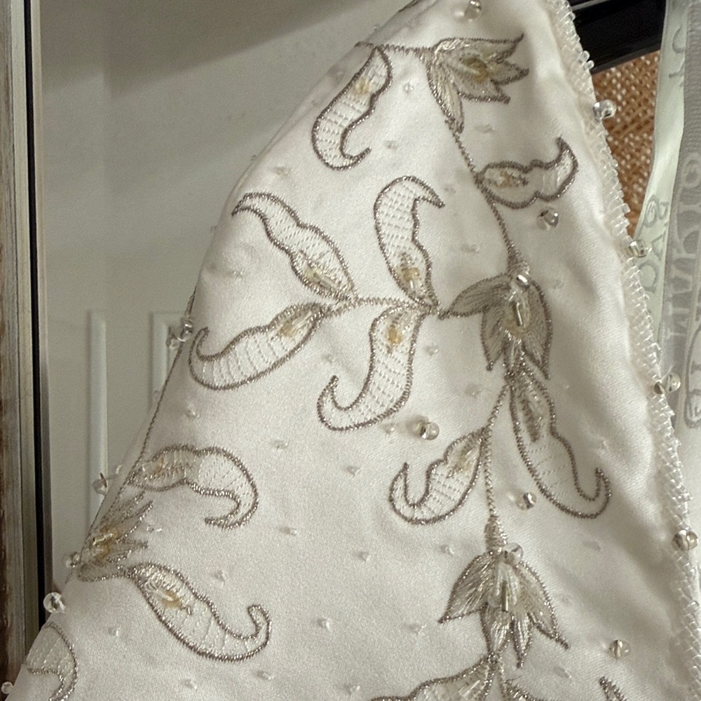 Vintage White Wedding Dress with Embroidery and bell sleeves - Picture 9 of 10